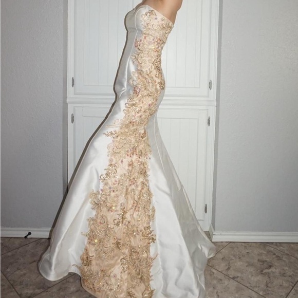 WHITE GOWN - Picture 2 of 4